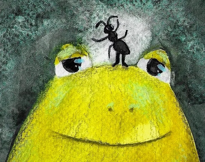 Close-up van een gele kikker met een mier op zijn hoofd