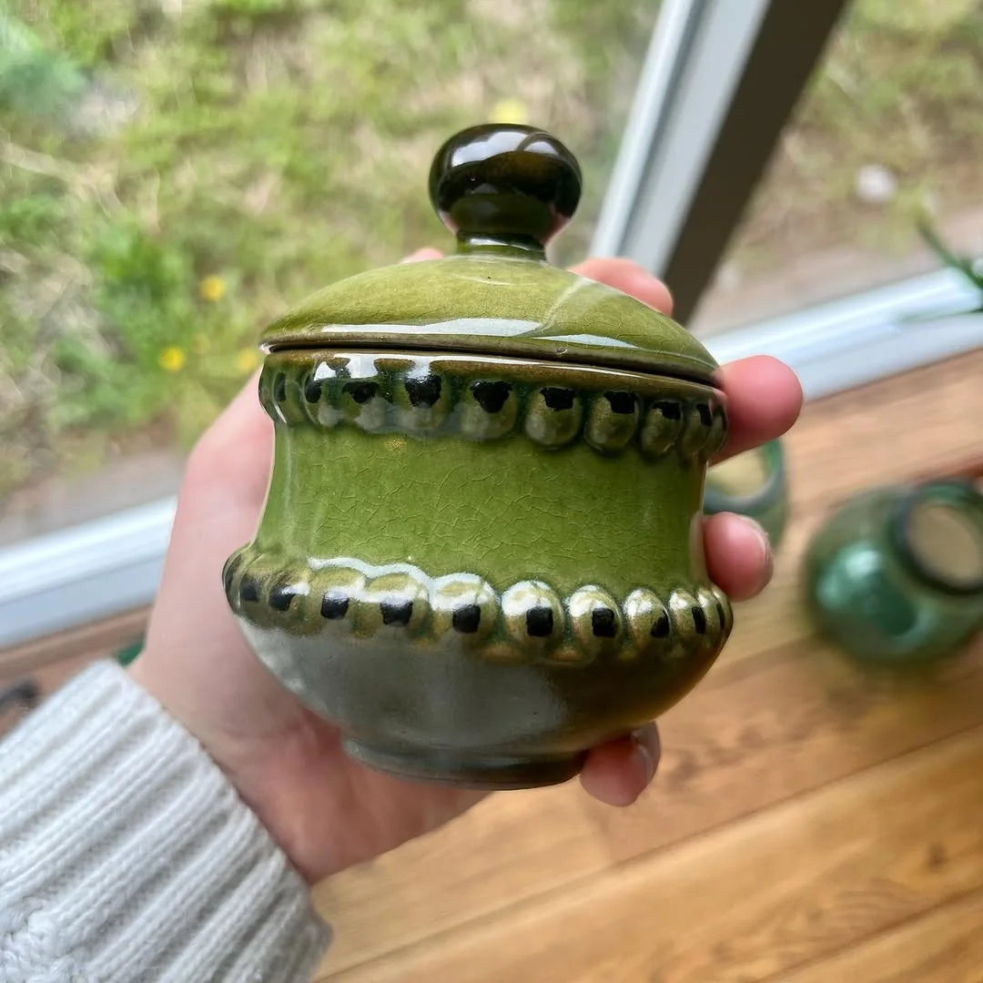 Beeld 3 van 3 bij ‘My mothers thriftstore finds ..’