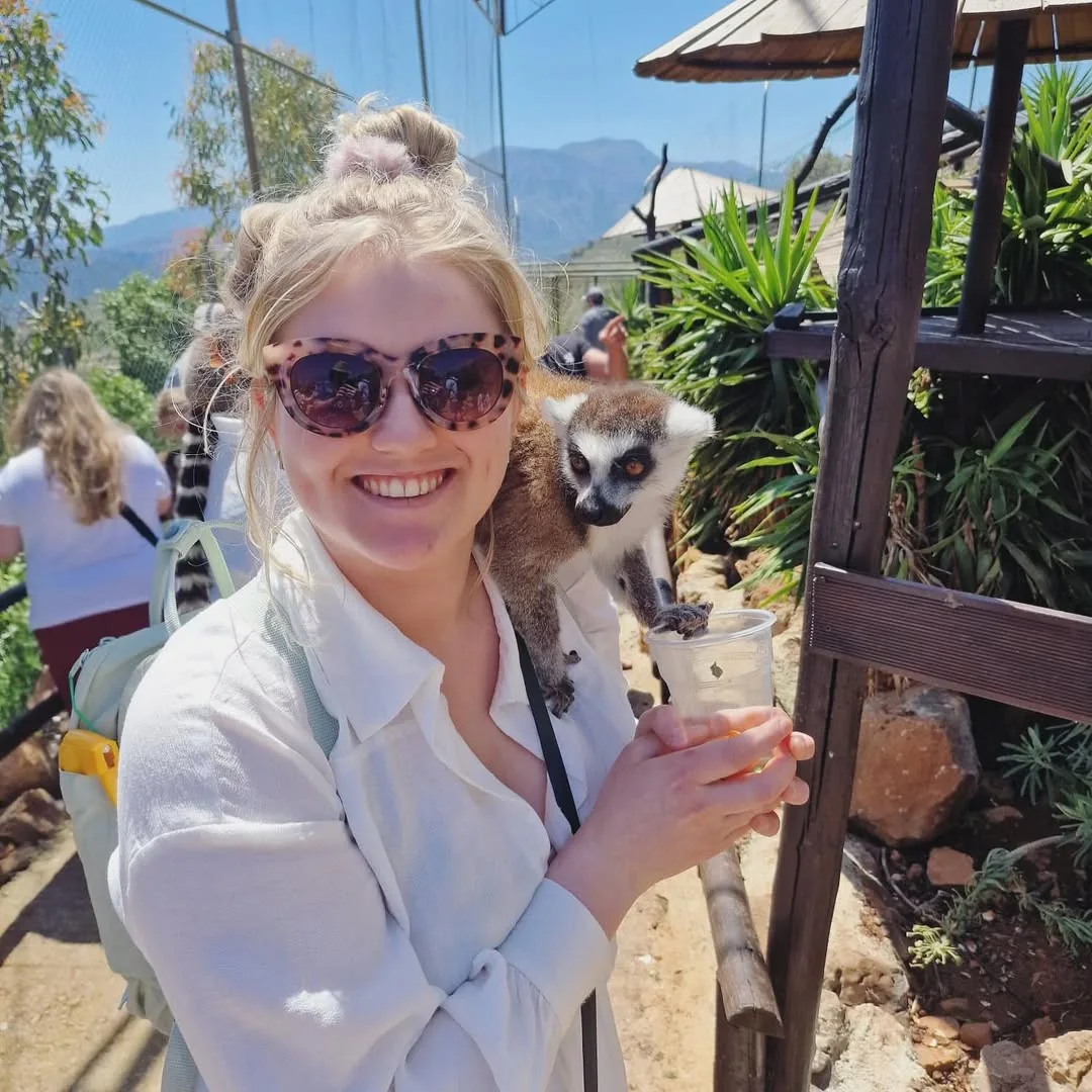 Beeld bij ‘Today a monkey chilled on my shoulder 🌻Now I am excited to draw them.’