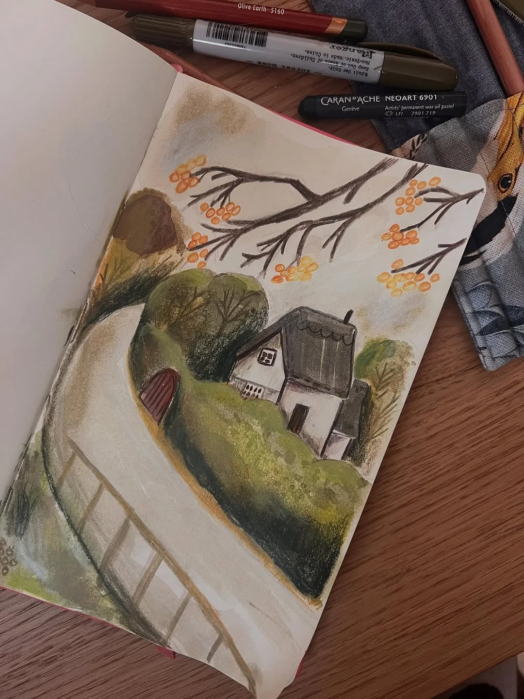 Beeld 2 van 5 bij ‘Looking forward to autumn 🍂🏡✨ A winding road, a hidden little house, and the first signs of a…’