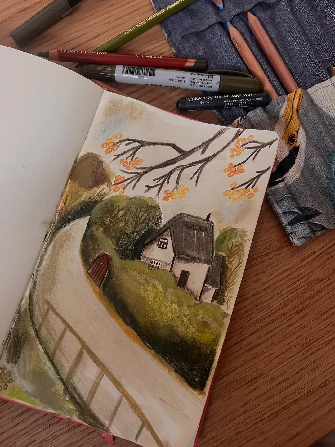 Beeld 3 van 5 bij ‘Looking forward to autumn 🍂🏡✨ A winding road, a hidden little house, and the first signs of a…’